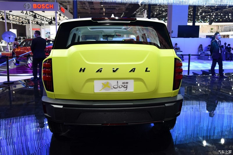 Đằng sau, mẫu SUV Trung Quốc này được trang bị đèn hậu nằm dọc và tem chữ nổi "Haval" khá lớn trên cửa cốp. Phần giữa của cửa cốp được thiết kế lồi lên, gợi liên tưởng đến cặp sách của học sinh, nhằm giấu kín lốp dự phòng. Đó là chưa kể đến cản sau với thiết kế cứng cáp, tích hợp đèn phản quang.