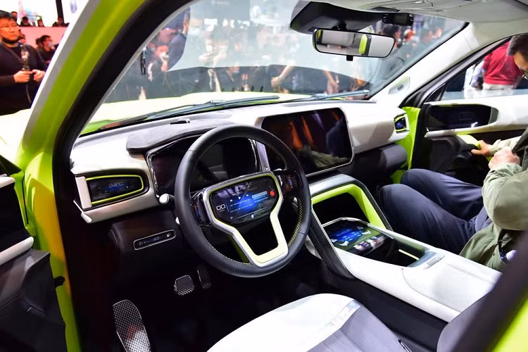 Ngoài ra, Haval X Dog còn có thêm 3 màn hình nữa ở 2 góc của mặt táp-lô và trên cụm điều khiển trung tâm. Thêm vào đó là những chi tiết nội thất nằm ngang giúp không gian bên trong xe như rộng rãi hơn và bộ bàn đạp bằng kim loại thể thao.