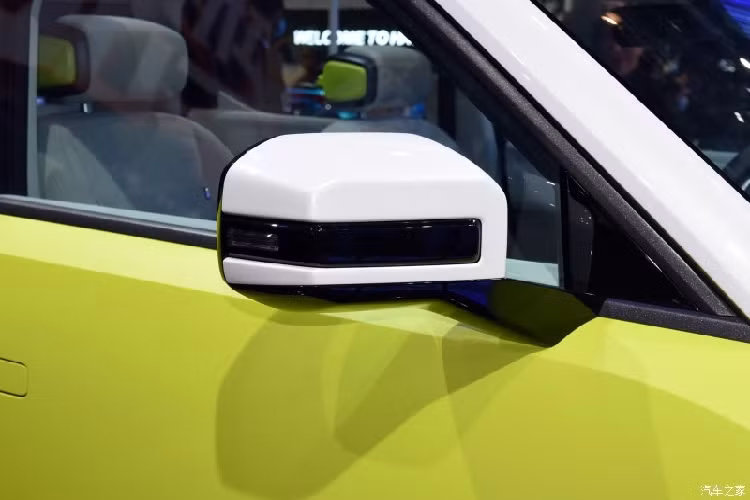 Chiếc Haval X Dog được trưng bày trong triển lãm Ô tô Thượng Hải 2021 mang trên mình màu sơn ngoại thất xanh cốm bắt mắt. Tuy nhiên, phần nóc lại được sơn màu trắng và đi kèm baga nóc. Trong khi đó, các cột của xe sơn màu đen, tạo hiệu ứng "nóc lơ lửng" cho mẫu SUV này.