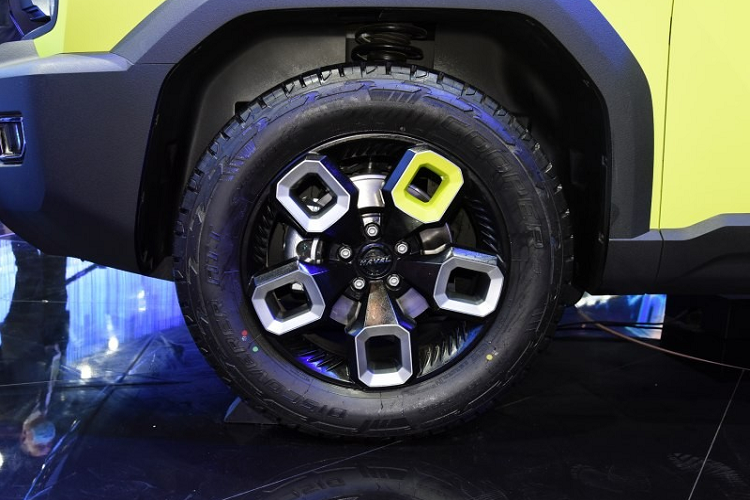 Chưa hết, Haval X Dog còn có những đường dập gân nổi bật bên sườn, hốc bánh vuông vức, ốp gương ngoại thất sơn màu trắng phối đen, tay nắm cửa nằm chìm vào thân xe và bộ vành 5 chấu lạ mắt. Trên vành xe có 1 chấu được sơn màu xanh cốm "tông xuyệt tông" với ngoại thất.