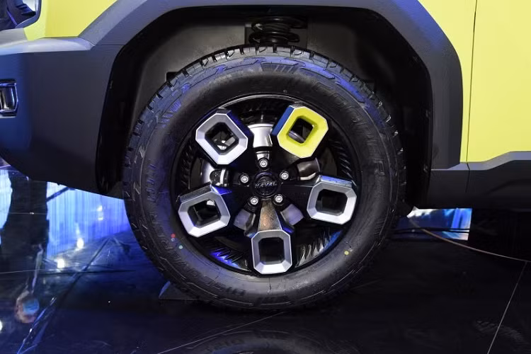 Chưa hết, Haval X Dog còn có những đường dập gân nổi bật bên sườn, hốc bánh vuông vức, ốp gương ngoại thất sơn màu trắng phối đen, tay nắm cửa nằm chìm vào thân xe và bộ vành 5 chấu lạ mắt. Trên vành xe có 1 chấu được sơn màu xanh cốm "tông xuyệt tông" với ngoại thất.