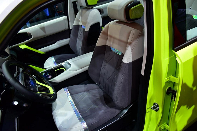 Trước mặt người lái là vô lăng 3 chấu, tích hợp màn hình LCD ở giữa. Đằng sau vô lăng vẫn có bảng đồng hồ kỹ thuật số, bên cạnh đó là màn hình cảm ứng của hệ thống thông tin giải trí.