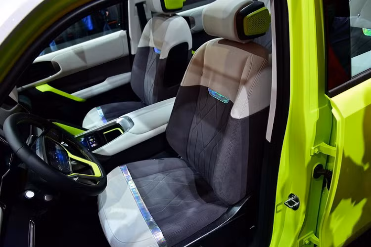 Trước mặt người lái là vô lăng 3 chấu, tích hợp màn hình LCD ở giữa. Đằng sau vô lăng vẫn có bảng đồng hồ kỹ thuật số, bên cạnh đó là màn hình cảm ứng của hệ thống thông tin giải trí.