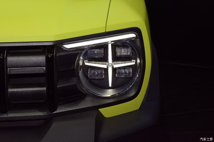 Lưới tản nhiệt nối liền với cụm đèn pha LED hình tròn, đi kèm dải đèn LED định vị ban ngày nằm ngang ngay bên trên. Ngoài ra, xe còn có 4 dải đèn LED định vị ban ngày tạo thành hình chữ "X", chia đèn pha thành 4 ngăn. Bên dưới cản trước màu đen xuất hiện tấm ốp gầm dày dặn và hầm hố.