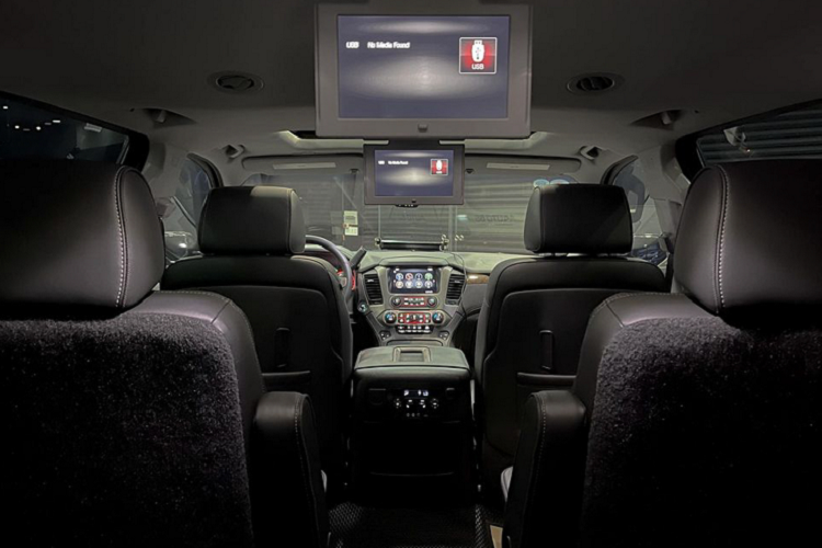 So với bản tiêu chuẩn, GMC Yukon Denali phiên bản XL có chiều dài cơ sở tăng thêm khoảng 500mm (20 inch) mang đến nội thất rộng rãi thoải mái hơn. Xe có chiều dài tổng thể 5,6m và chiều dài cơ sở 3,3m. Kích thước của GMC Yukon Denali XL dài rộng hơn nhiều nếu so với dòng xe Lexus LX 570 hay Mercedes-Benz GLS thế hệ mới.