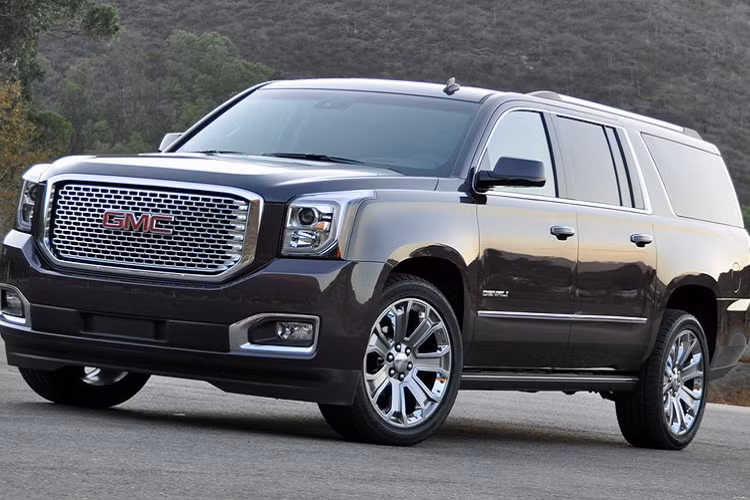 Tính đến thời điểm này, số lượng xe GMC Yukon ở Việt Nam không nhiều và có thể nói đây là một xe hàng hiếm, khó gặp. Ở thời điểm cách đây khoảng 5 năm, chắc chắn chủ xe đã chi một số tiền không nhỏ để mang mẫu SUV này về nước, đủ để bất ngờ về độ chịu chơi của chủ xe.