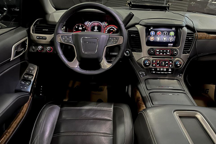 Nhờ đó, GMC Yukon Denali XL có thể tăng tốc từ 0 – 96km/h trong khoảng 5,6 giây. Con số ấn tượng với chiếc SUV nặng hơn 3 tấn. Phiên bản Yukon Denali được trang bị hệ thống treo sử dụng giảm chấn từ trường (MagneRide).