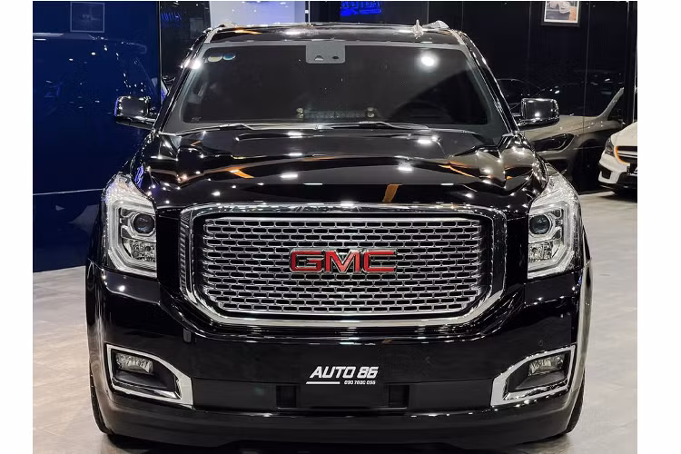 Hiện tại, nếu “đập hộp” một chiếc xe SUV GMC Yukon Denali 2021 thì chắc chắn người mua sẽ chi không dưới 9 tỷ đồng, một mức giá không hề dễ chịu. Tuy nhiên, chi phí mua xe chỉ còn khoảng 3,6 tỷ đồng nếu lựa chọn xe đã qua sử dụng như chiếc GMC Yukon Denali phiên bản XL đời 2015 này.
