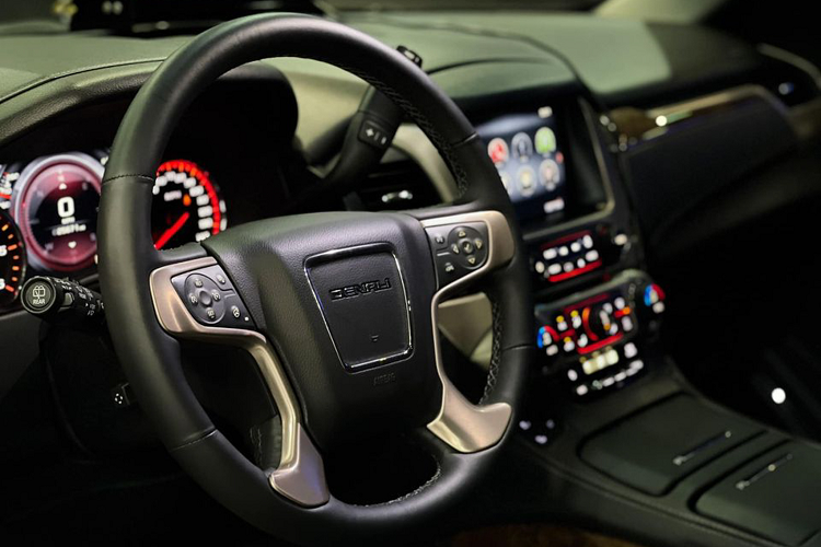 Mặc dù đã có tuổi, nhưng chiếc GMC Yukon Denali XL vẫn gây được ấn tượng mạnh với kích thước đồ sộ, bề thế và phong cách thiết kế nam tính. Bên dưới nắp ca-pô “bé bự” Yukon là khối động cơ Xăng V8 dung tích 6.2L hút khí tự nhiên cho công suất tối đa 420 mã lực tại 5.600 vòng/phút và mô-men xoắn cực đại 623Nm từ 4.100 vòng/phút. Sức mạnh được truyền xuống bốn bánh (4WD), thông qua hộp số tự động 6 cấp.