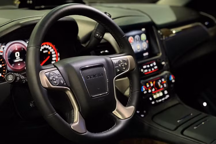 Mặc dù đã có tuổi, nhưng chiếc GMC Yukon Denali XL vẫn gây được ấn tượng mạnh với kích thước đồ sộ, bề thế và phong cách thiết kế nam tính. Bên dưới nắp ca-pô “bé bự” Yukon là khối động cơ Xăng V8 dung tích 6.2L hút khí tự nhiên cho công suất tối đa 420 mã lực tại 5.600 vòng/phút và mô-men xoắn cực đại 623Nm từ 4.100 vòng/phút. Sức mạnh được truyền xuống bốn bánh (4WD), thông qua hộp số tự động 6 cấp.