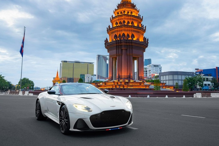 Khá đáng tiếc là hệ truyền động của siêu xe hàng hiếm DBS Superleggera Concorde Edition vẫn giống như những chiếc DBS Superleggera khác, xe sở hữu động cơ V12 dung tích 5.2 lít, có khả năng sản sinh công suất 715 mã lực và mô-men xoắn cực đại 900 Nm, kết hợp cùng hộp số tự động 8 cấp.