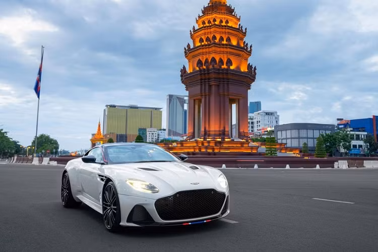 Khá đáng tiếc là hệ truyền động của siêu xe hàng hiếm DBS Superleggera Concorde Edition vẫn giống như những chiếc DBS Superleggera khác, xe sở hữu động cơ V12 dung tích 5.2 lít, có khả năng sản sinh công suất 715 mã lực và mô-men xoắn cực đại 900 Nm, kết hợp cùng hộp số tự động 8 cấp.