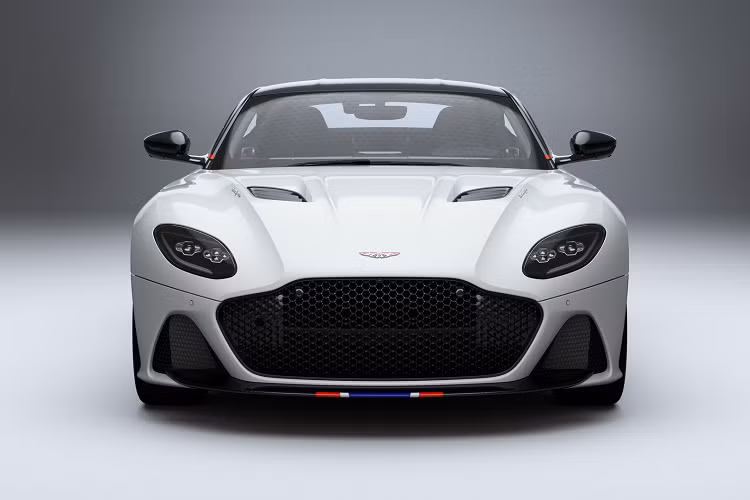 Đập vào mắt người xem đầu tiên chính là bộ áo của siêu xe Aston Martin DBS Superleggera Concorde Edition được hoàn thiện trong màu sơn trắng đặc trưng của máy bay siêu thanh Concorde cùng với đó là các đường viền màu xanh - trắng và đỏ mô phỏng lại màu sơn của hãng hàng không British Airways được đặt trên nền carbon đen ở cản trước, cánh gió ảo phía sau hay 2 đường viền mui xe tinh tế