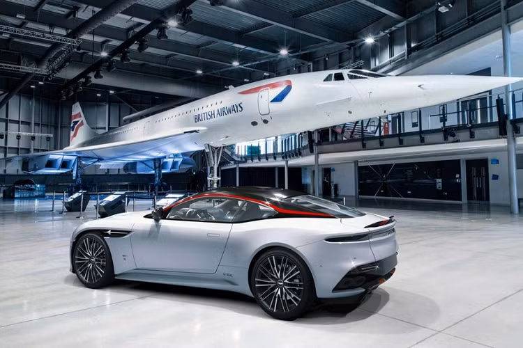 Nhờ đó, xe dễ dàng tăng tốc từ vị trí xuất phát lên 100 km/h chỉ trong thời gian 3,4 giây trước khi đạt vận tốc tối đa ở con số 339 km/h. Mức giá xe Aston Martin DBS Superleggera Concorde Edition tại Campuchia vẫn là một ẩn số.