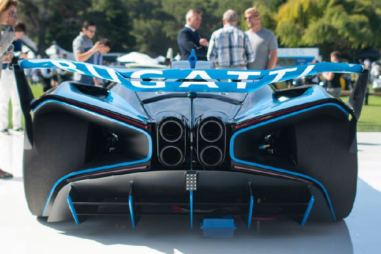 Chiếc xe nổi bật thứ 2 của Bugatti là siêu phẩm tốc độ Chiron Super Sport. Đây là chiếc siêu xe chỉ được sản xuất giới hạn 60 chiếc trên toàn cầu và có mức giá khởi điểm 3,9 triệu USD (khoảng 88,9 tỷ đồng). Chiron Super Sport sở hữu khối động cơ W16 quad-turbo 8.0L có thể sản sinh công suất tối đa 1.600 mã lực cùng mô-men xoắn 1.600 Nm, đi kèm hộp số tự động 7 cấp ly hợp kép và tốc độ tối đa được giới hạn ở mức “chỉ” 440 km/h.