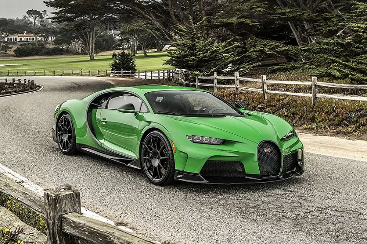 Bugatti Chiron Pur Sport mới là một phiên bản nâng cấp về hiệu suất hoạt động so với Chiron phiên bản tiêu chuẩn. Đặc biệt, siêu phẩm này sẽ chỉ được sản xuất với số lượng giới hạn 16 chiếc trên toàn thế giới với giá bán từ 3,55 triệu USD (khoảng 85,2 tỷ đồng)