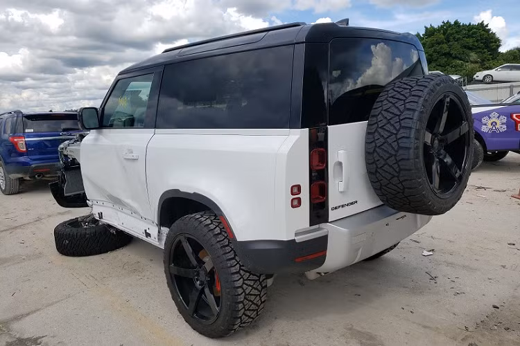 Điều may mắn duy nhất là chiếc Defender này mới chỉ lăn bánh 448 dặm (khoảng 721 km) và do đó khoang nội thất, động cơ cùng nhiều bộ phận khác vẫn rất mới.