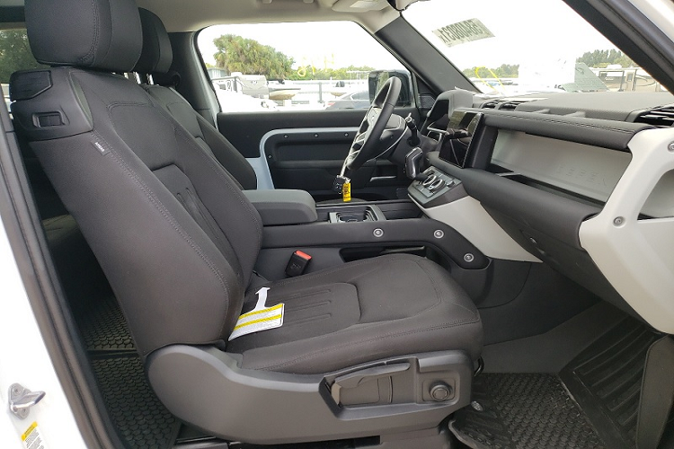 Không rõ chi tiết những thiệt hại mà chiếc Land Rover Defender gãy chân này phải chịu, nhưng rõ ràng phần đầu xe cần phải được đại tu lại hoàn toàn với bánh xe, phanh, hệ thống treo, trục truyền động và trục lái mới. Tất nhiên vẫn có thể sửa chữa lại chiếc xe này nhưng số tiền bỏ ra sẽ không hề nhỏ chút nào.