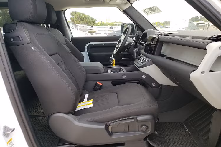 Không rõ chi tiết những thiệt hại mà chiếc Land Rover Defender gãy chân này phải chịu, nhưng rõ ràng phần đầu xe cần phải được đại tu lại hoàn toàn với bánh xe, phanh, hệ thống treo, trục truyền động và trục lái mới. Tất nhiên vẫn có thể sửa chữa lại chiếc xe này nhưng số tiền bỏ ra sẽ không hề nhỏ chút nào.