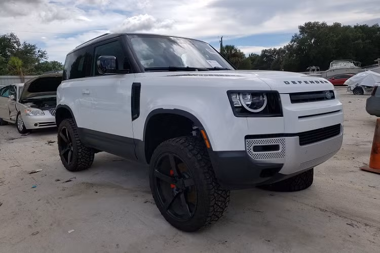 Tuy nhiên, chỉ cần thay đổi góc nhìn sang phía đối diện thì mọi thứ đã khác. Theo mô tả của Copart, chiếc Defender này đã bị hư hỏng nặng do một vụ va chạm và sẽ cần phải trải qua quá trình sửa chữa rất phức tạp để có thể lăn bánh trở lại.