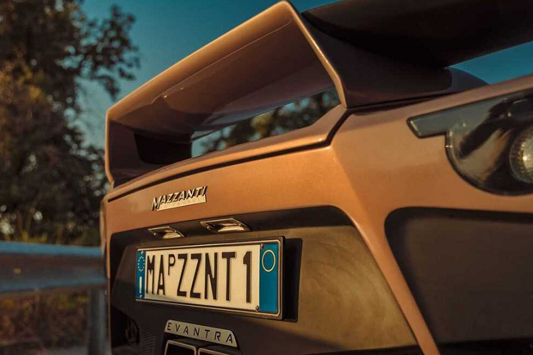 Đối với lực hãm, siêu xe đẹp mã này có hệ thống phanh Brembo sứ-carbon, kích thước 14,9 inch với kẹp phanh 6 pít-tông ở phía trước và 14 inch với bộ kẹp phanh 4 pít-tông ở phía sau.