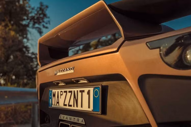 Đối với lực hãm, siêu xe đẹp mã này có hệ thống phanh Brembo sứ-carbon, kích thước 14,9 inch với kẹp phanh 6 pít-tông ở phía trước và 14 inch với bộ kẹp phanh 4 pít-tông ở phía sau.