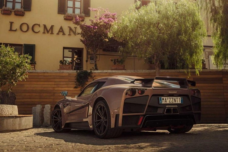 Chi tiết về giá xe Mazzanti Evantra Pura 2022 vẫn chưa được tiết lộ, nhưng Pura sẽ có giá khởi điểm khoảng 800.000 USD (tương đương 18,2 tỷ đồng), và công ty Ý chỉ hạn chế sản xuất 5 chiếc mỗi năm.