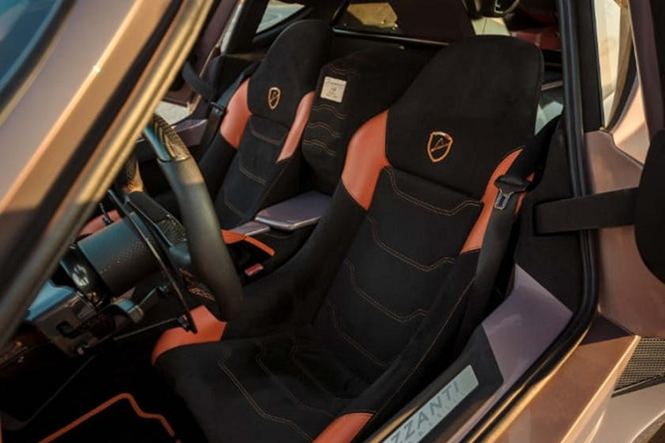 Kết hợp động cơ với hộp số tự động 7 cấp và hệ dẫn động cầu sau, Evantra Pura có thể gia tốc từ 0-100 km/h trong 2,9 giây, và đạt tốc độ tối đa trên 360 km/h. Có trọng lượng chỉ 1.290 kg, siêu xe mới nhẹ hơn khoảng 90 kg so với mẫu xe nguyên bản, khiến nó nhanh nhạy hơn hẳn.