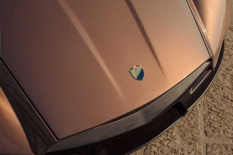 Giống như các bản Mazzanti Evantra trước đây, Pura mới được chế tạo trên khung gầm làm từ khung thép cường độ cao và chrome molypden. Xe có thể trang bị tiêu chuẩn hệ thống treo thanh chống MacPherson phía trước và phía sau, hoặc lắp đặt tùy chọn hệ thống treo có thể điều chỉnh.