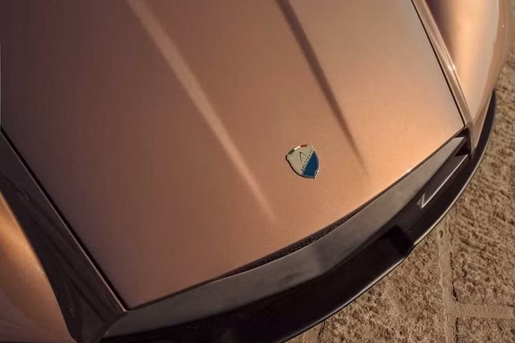 Giống như các bản Mazzanti Evantra trước đây, Pura mới được chế tạo trên khung gầm làm từ khung thép cường độ cao và chrome molypden. Xe có thể trang bị tiêu chuẩn hệ thống treo thanh chống MacPherson phía trước và phía sau, hoặc lắp đặt tùy chọn hệ thống treo có thể điều chỉnh.