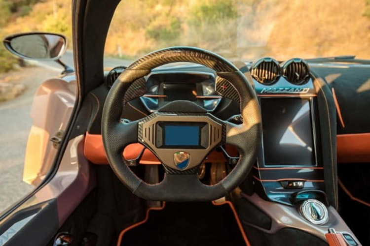 Kết hợp phong cách thiết kế châu Âu tao nhã với sức mạnh cơ bắp Mỹ, Evantra Pura từ bỏ khối động cơ hút khí tự nhiên V8 dung tích 7.0 lít nguyên bản để nhận lấy động cơ V8 dung tích 6.2 lít từ Chevrolet Corvette C8 Stingray, độ mạnh 761 mã lực và 910 Nm mô-men xoắn cực đại.