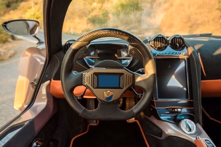 Kết hợp phong cách thiết kế châu Âu tao nhã với sức mạnh cơ bắp Mỹ, Evantra Pura từ bỏ khối động cơ hút khí tự nhiên V8 dung tích 7.0 lít nguyên bản để nhận lấy động cơ V8 dung tích 6.2 lít từ Chevrolet Corvette C8 Stingray, độ mạnh 761 mã lực và 910 Nm mô-men xoắn cực đại.