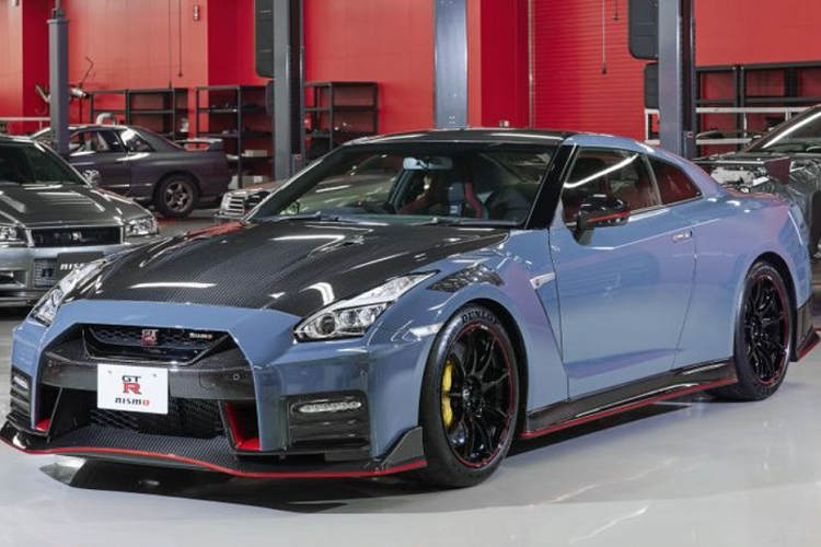 Được giới thiệu vào tháng 4 năm nay, Nissan GT-R Nismo 2022 mới có sẵn ở dạng tiêu chuẩn và Special Edition, với số lượng giới hạn chỉ 300 chiếc. Sau 3 tháng mở bán, Nissan đã thông báo ngừng nhận đơn đặt hàng đối với GT-R Nismo mới bởi lượng khách mua "quá tải".