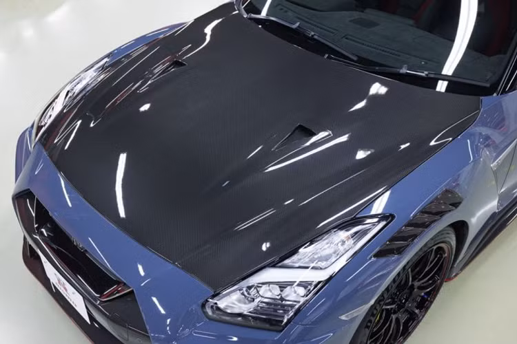 Mặt khác, GT-R Nismo 2022 cũng là chiếc GT-R đầu tiên mang thiết kế logo mới nhất của Nissan, logo này cũng đã từng xuất hiện trên chiếc crossover chạy điện Ariya.