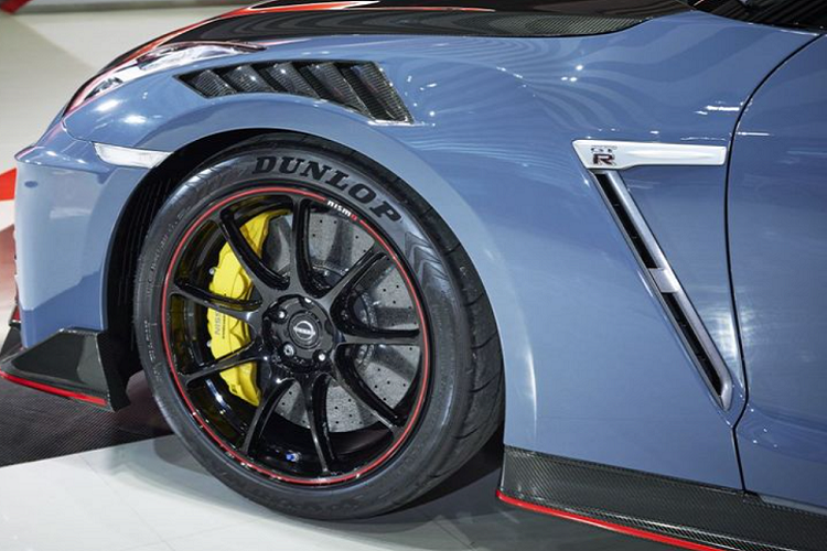 Diện mạo của Nissan GT-R Nismo Special Edition 2022 khác biệt đáng kể so với GT-R thông thường, nổi bật ở bộ mâm nhôm đúc 20 inch đa chấu của RAYS với điểm nhấn màu đỏ, cùng mui xe sợi carbon độc đáo.