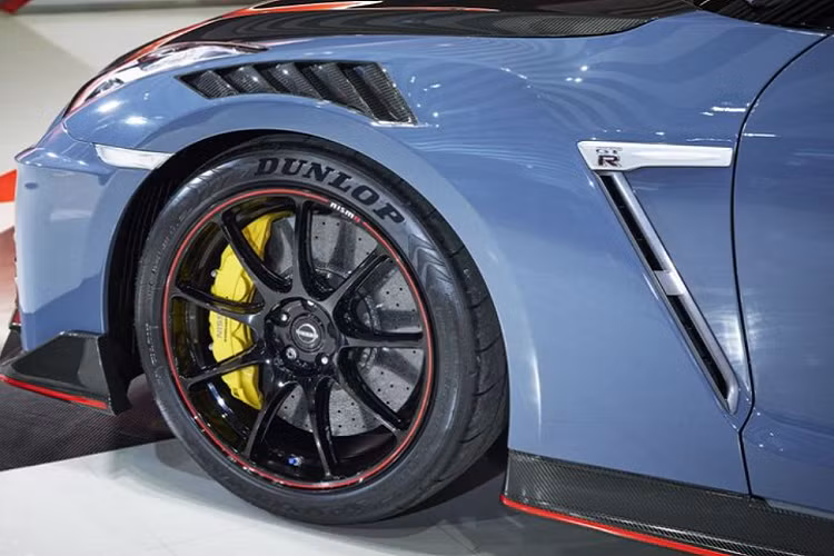 Diện mạo của Nissan GT-R Nismo Special Edition 2022 khác biệt đáng kể so với GT-R thông thường, nổi bật ở bộ mâm nhôm đúc 20 inch đa chấu của RAYS với điểm nhấn màu đỏ, cùng mui xe sợi carbon độc đáo.