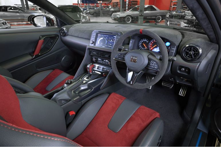 Cung cấp sức mạnh cho xe là động cơ tăng áp kép V6 3.8L sản sinh công suất 592 mã lực và mô-men xoắn cực đại 652 Nm, đi kèm hộp số ly hợp kép 6 cấp và hệ dẫn động 4 bánh, tương tự như GT-R Nismo đời cũ.