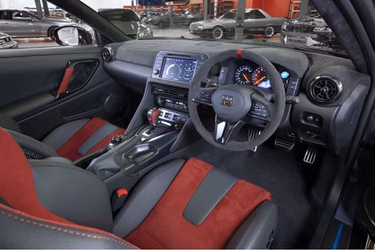 Cung cấp sức mạnh cho xe là động cơ tăng áp kép V6 3.8L sản sinh công suất 592 mã lực và mô-men xoắn cực đại 652 Nm, đi kèm hộp số ly hợp kép 6 cấp và hệ dẫn động 4 bánh, tương tự như GT-R Nismo đời cũ.