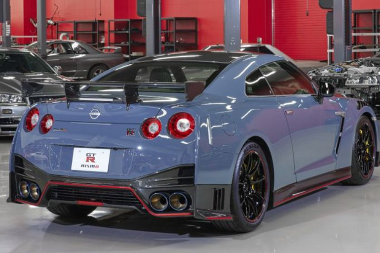 Đối với nội thất, Nissan GT-R Nismo mới không có cải tiến nào đặc biệt, xe sở hữu khoang cabin khá rộng rãi được phối hai tông màu ghi – đỏ, vô lăng 3 chấu bọc da lộn đem lại cảm giác thể thao, cùng loạt tính năng tiêu chuẩn gồm hệ thống điều hòa 2 vùng, ghế bọc da và nỉ có chức năng sưởi, màn hình cảm ứng 8 inch hỗ trợ kết nối Apple CarPlay và dàn âm thanh Bose cao cấp.