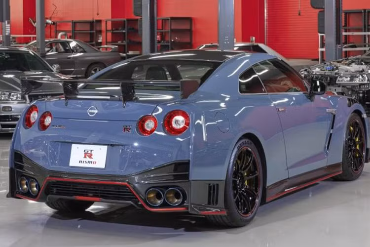 Đối với nội thất, Nissan GT-R Nismo mới không có cải tiến nào đặc biệt, xe sở hữu khoang cabin khá rộng rãi được phối hai tông màu ghi – đỏ, vô lăng 3 chấu bọc da lộn đem lại cảm giác thể thao, cùng loạt tính năng tiêu chuẩn gồm hệ thống điều hòa 2 vùng, ghế bọc da và nỉ có chức năng sưởi, màn hình cảm ứng 8 inch hỗ trợ kết nối Apple CarPlay và dàn âm thanh Bose cao cấp.