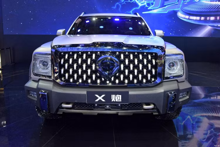 Phần sườn xe bán tải Great Wall X Cannon trông khá vạm vỡ và thực dụng, trong khi phần đuôi sở hữu một thiết kế đèn hậu hiện đại, nhưng điểm “khó nuốt” đối với nhiều người là nằm ở mặt trước. Sự kết hợp của đèn pha vuông và một lưới tản nhiệt mạ crôm khổng lồ khiến nó trông cực kỳ lỗi thời đối với một mẫu bán tải vừa ra mắt năm 2021.