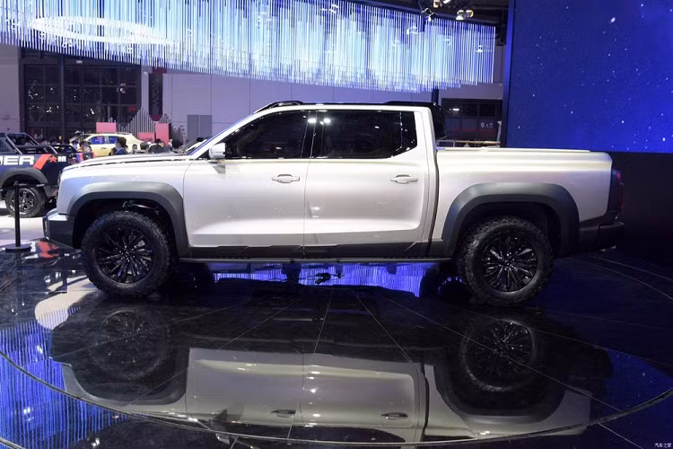 Nó có lắp tấm bảo vệ gầm, những thanh cản va to lớn và đệm nhựa ở phần dưới thân vỏ, đồng thời trang bị bộ la-zăng đa chấu màu đen bọc trong lốp BFGoodrich cứng cáp.