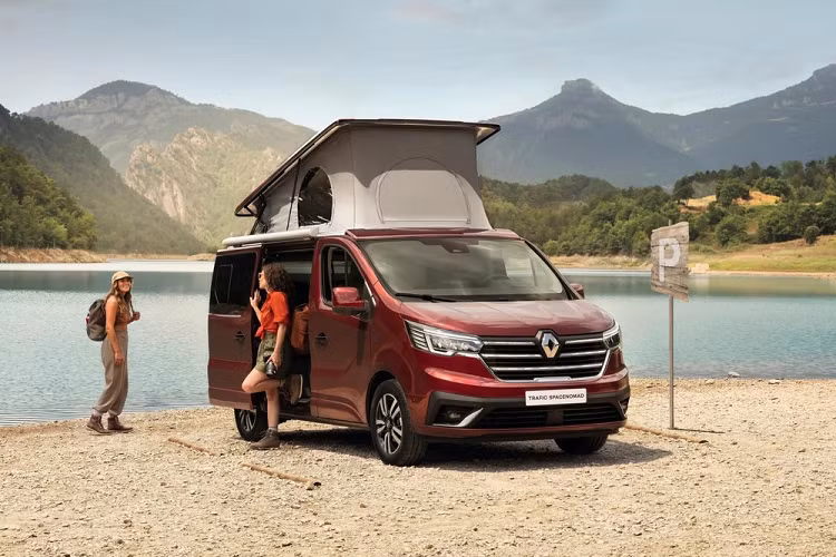 Xuôi theo trào lưu “cuộc sống xe van” đang sôi động trong vài năm gần đây, Renault đã vén màn một mẫu xe mới gọi là Trafic SpaceNomad. Có lịch ra mắt công chúng tại sự kiện Düsseldorf Caravan Salon, Renault Trafic SpaceNomad 2022 mới được giới thiệu là “một phương tiện thiết yếu sau thời gian nhiều lần phong tỏa” vì đại dịch COVID-19.