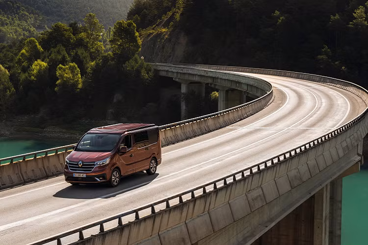 Các điểm nổi bật khác của Renault Trafic SpaceNomad bao gồm ghế trước có thể xoay, vòi tắm hoa sen ngoài trời và mái hiên có kích thước 220 x 235 cm. Người mua cũng sẽ tìm thấy đèn nội thất LED, và máy sưởi 2.000 watt để giữ cho mọi thứ ấm áp cả trong những đêm lạnh giá nhất.