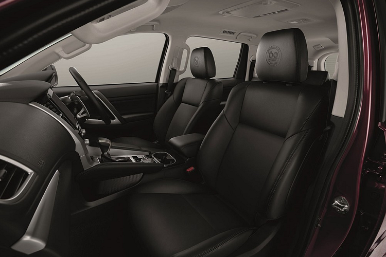 Nổi bật trên nền đỏ là những chi tiết ngoại thất màu đen tương phản như vỏ đèn pha LED, lưới tản nhiệt, cản trước, cản sau, baga nóc và bộ vành hợp kim 18 inch. Ngoài ra, Mitsubishi Pajero Sport Passion Red Special Edition còn có tấm biển nhỏ ghi dòng chữ "60 Years 1961 - 2021" trên cửa trước và logo "Passion Red" màu đỏ ở vành la-zăng.