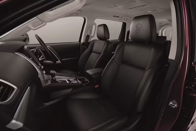 Nổi bật trên nền đỏ là những chi tiết ngoại thất màu đen tương phản như vỏ đèn pha LED, lưới tản nhiệt, cản trước, cản sau, baga nóc và bộ vành hợp kim 18 inch. Ngoài ra, Mitsubishi Pajero Sport Passion Red Special Edition còn có tấm biển nhỏ ghi dòng chữ "60 Years 1961 - 2021" trên cửa trước và logo "Passion Red" màu đỏ ở vành la-zăng.