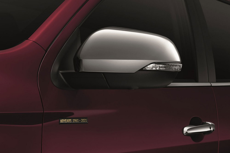 Tương tự phiên bản đặc biệt của Xpander và Triton, mẫu xe SUV Mitsubishi Pajero Sport Passion Red Special Edition cũng có điểm nhấn đáng chú ý nhất là màu sơn ngoại thất đỏ mới. Tuy nhiên, màu sơn đỏ Medium Red trên mẫu SUV cỡ trung này đậm và trầm hơn.