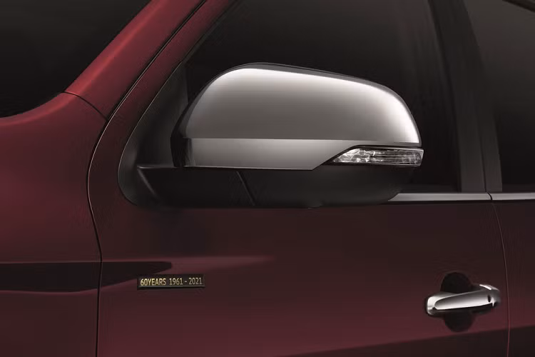 Tương tự phiên bản đặc biệt của Xpander và Triton, mẫu xe SUV Mitsubishi Pajero Sport Passion Red Special Edition cũng có điểm nhấn đáng chú ý nhất là màu sơn ngoại thất đỏ mới. Tuy nhiên, màu sơn đỏ Medium Red trên mẫu SUV cỡ trung này đậm và trầm hơn.