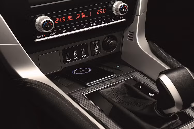 "Trái tim" của Mitsubishi Pajero Sport Passion Red Special Edition không có gì thay đổi so với bản thường. Xe tiếp tục sử dụng động cơ diesel 4 xi-lanh thẳng hàng, tăng áp, dung tích 2.4L, sản sinh công suất tối đa 181 mã lực tại tua máy 3.500 vòng/phút và mô-men xoắn cực đại 430 Nm tại tua máy 2.500 vòng/phút. Động cơ kết hợp với hộp số tự động 8 cấp và hệ dẫn động 1 cầu (2WD) hoặc 2 cầu (Super Select 4WD II).