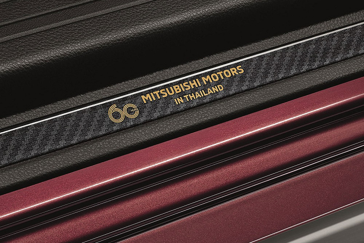 Bước vào bên trong Mitsubishi Pajero Sport Passion Red Special Edition, người dùng sẽ tiếp tục bắt gặp logo kỷ niệm 60 năm ở nhiều nơi như ốp bậc cửa, tựa đầu ghế và ốp chìa khóa. Thêm vào đó là sự xuất hiện của hệ thống camera 360 độ nâng cấp, cho hình ảnh rõ nét hơn và sạc điện thoại thông minh không dây.